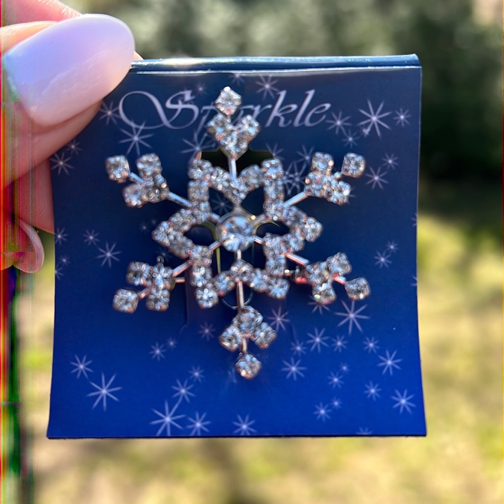 New Gorgeous clear Crystal Snowflake ❄️ Pin